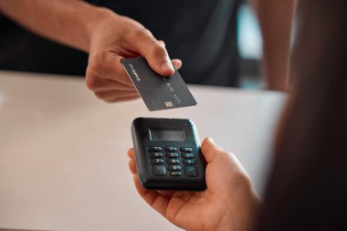 Kredi kartı, el ve ödeme makinesi. Alışveriş, alım veya satış için. Satın alma, dijital bankacılık veya mağazada ödeme yapma teknolojisi olan Fintech işlemi, finans ve insan veya müşteri