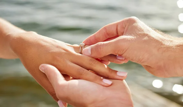 Χέρια Πρόταση Γάμου Και Δαχτυλίδι Αρραβώνων Στη Λίμνη Για Ζευγάρι — Φωτογραφία Αρχείου