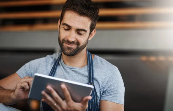 미디어 지도에 사업을 올리고 있어요 커피숍에서 일하는 남자가 디지탈 태블릿을 — 스톡 사진