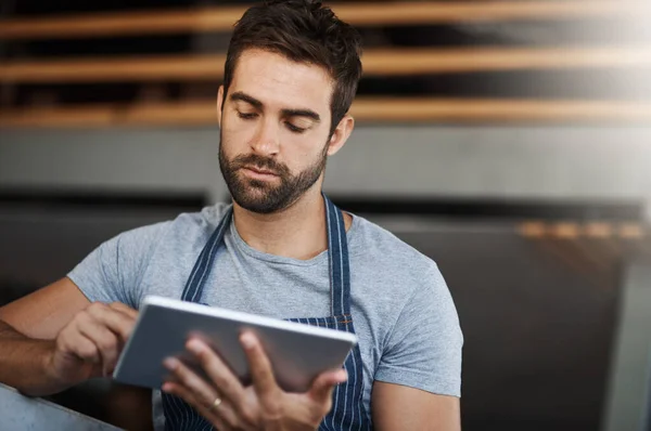 능력을 향상시키는 커피숍에서 일하는 남자가 디지탈 태블릿을 사용하는 — 스톡 사진