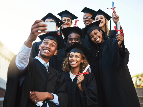 Graduarse Universidad Selfies Grupo Estudiantes Tomando Una Selfie Día Graduación —  Fotos de Stock