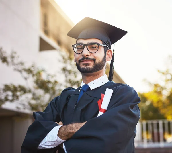 Håll Utkik Här Porträtt Självsäker Ung Man Med Diplom Examensdagen — Stockfoto