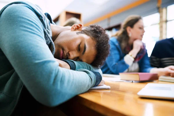Preciso Uma Soneca Estudante Universitário Adormecendo Biblioteca — Fotografia de Stock