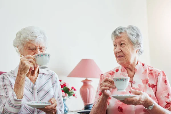 Καλό Τσάι Και Καλά Νέα Δύο Ευτυχισμένες Ηλικιωμένες Γυναίκες Που — Φωτογραφία Αρχείου