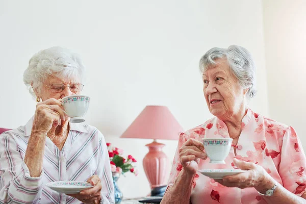 Tea Csevegés Két Boldog Idős Teázik Otthon — Stock Fotó