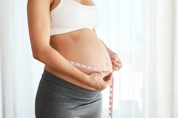 Crecer Bebé Hermoso Una Mujer Embarazada Midiendo Vientre Casa —  Fotos de Stock