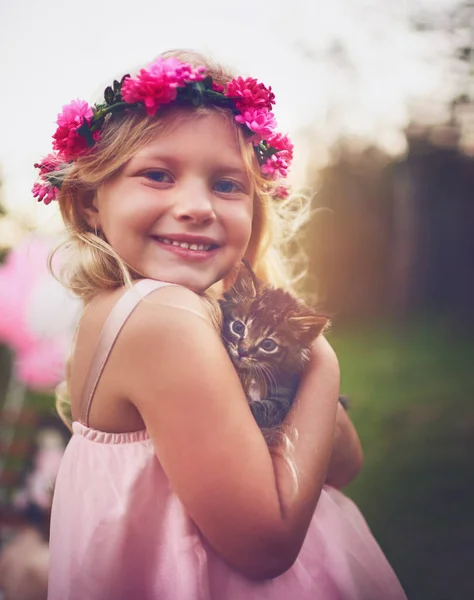 Είναι Όλος Δικός Μου Ένα Χαρούμενο Κοριτσάκι Κρατάει Ένα Γατάκι — Φωτογραφία Αρχείου