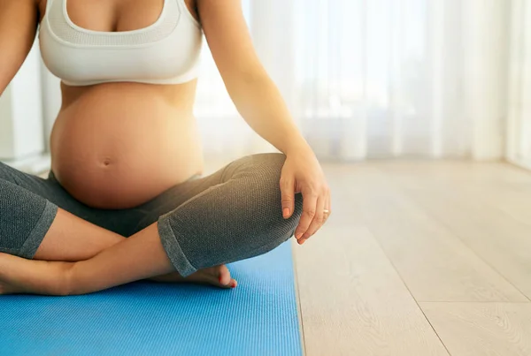 Bebeğinin Sağlıklı Kalması Için Evde Egzersiz Minderinde Yoga Yapan Hamile — Stok fotoğraf