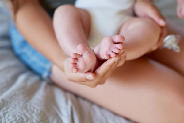 歯の関節が小さい 赤ん坊の足を持つ母親が — ストック写真