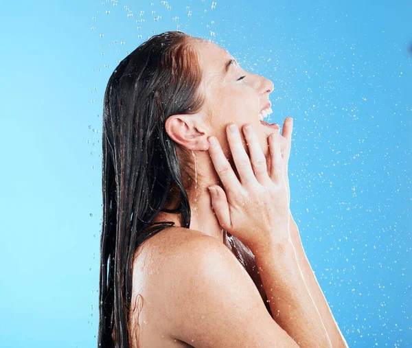 Prysznic Woda Podekscytowany Uśmiech Kobiety Studio Niebieskie Tło Sprzątanie Dla — Zdjęcie stockowe