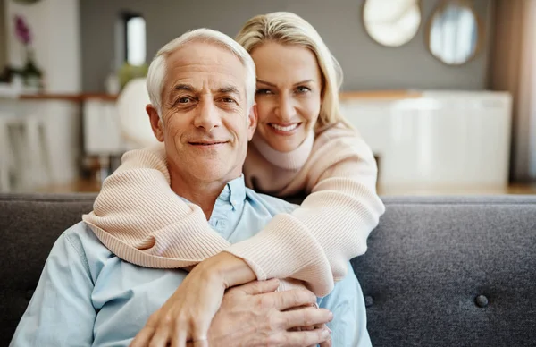 She Holds Key Heart Mature Woman Hugging Her Husband Sofa — Stock Photo, Image