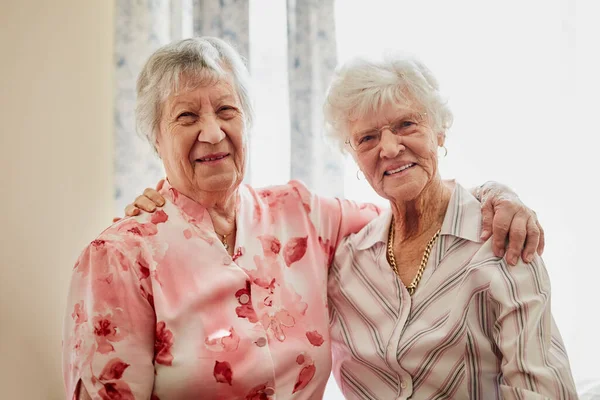 Bons Velhos Amigos Fazem Melhores Amigos Retrato Duas Mulheres Idosas — Fotografia de Stock