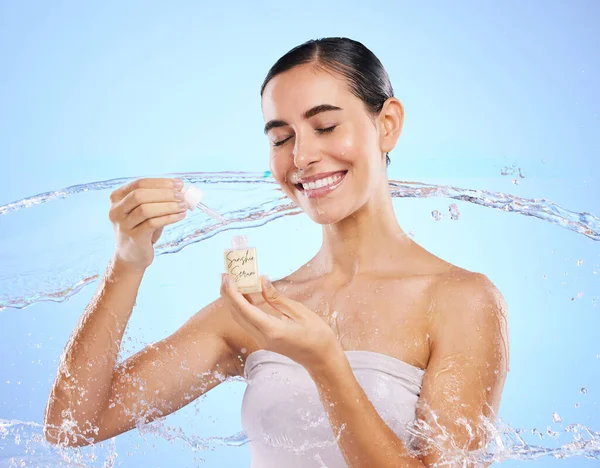 Wanita Bahagia Dropper Dan Percikan Air Untuk Serum Skincare Produk — Stok Foto