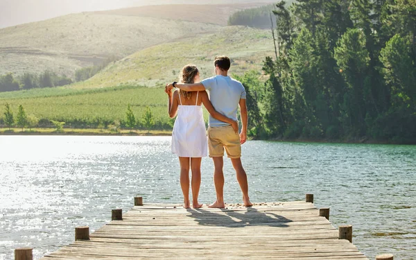 Paar Auf Steg See Reisen Und Entspannen Zusammen Mit Der — Stockfoto