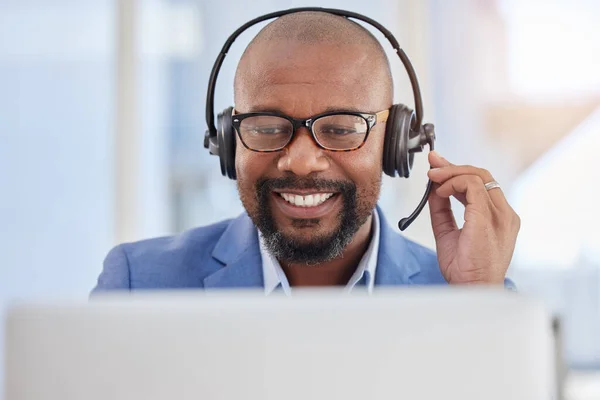 オフィスでのカスタマーサポート テレマーケティング サービスにおける黒人男性 コールセンター ビジネスコンサルティング 幸せなアフリカ系アメリカ人男性コンサルタントエージェントオンラインアドバイスのためのヘッドフォンとマイクと笑顔 — ストック写真