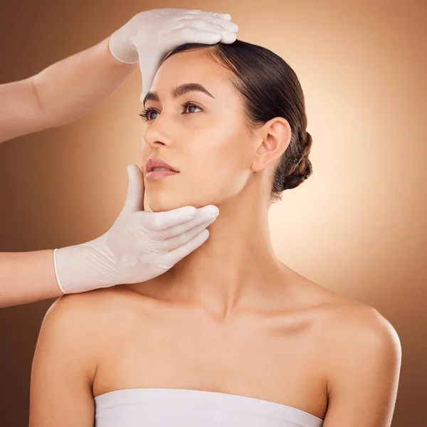 Studio Vrouw Arts Handen Controleren Patiënt Voor Gezichtsverandering Cosmetica Proces — Stockfoto