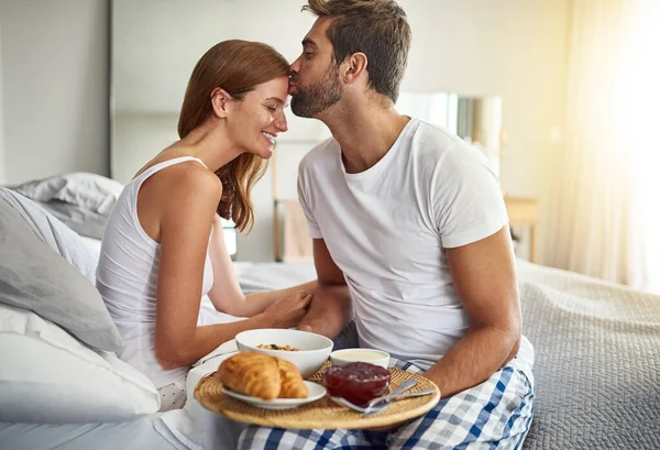 일요일 아침맛있는 전리품 사랑하는 가집에서 침대에서 식사를 즐긴다 — 스톡 사진