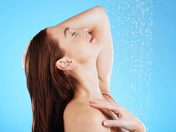 Prysznic Woda Spokojna Kobieta Studio Niebieskie Tło Sprzątanie Dla Higieny — Zdjęcie stockowe