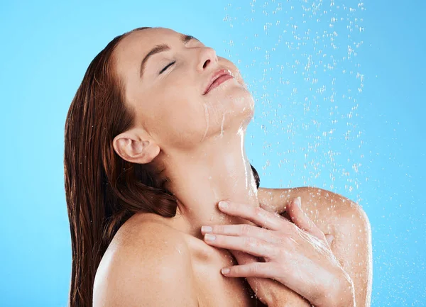 Water Splash Douche Vrouw Wassen Als Lichaamsverzorging Huidverzorging Zelfverzorging Geïsoleerd — Stockfoto