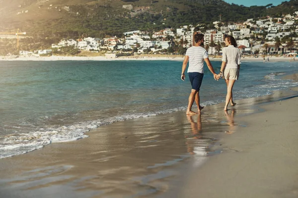 Lunghe Passeggiate Sulla Spiaggia Sono Migliori Insieme Retrovisore Una Giovane — Foto Stock