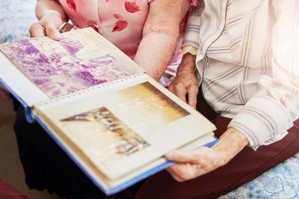 Recuerdos Preciosos Preservados Dos Ancianas Mirando Través Álbum Fotos Juntas —  Fotos de Stock