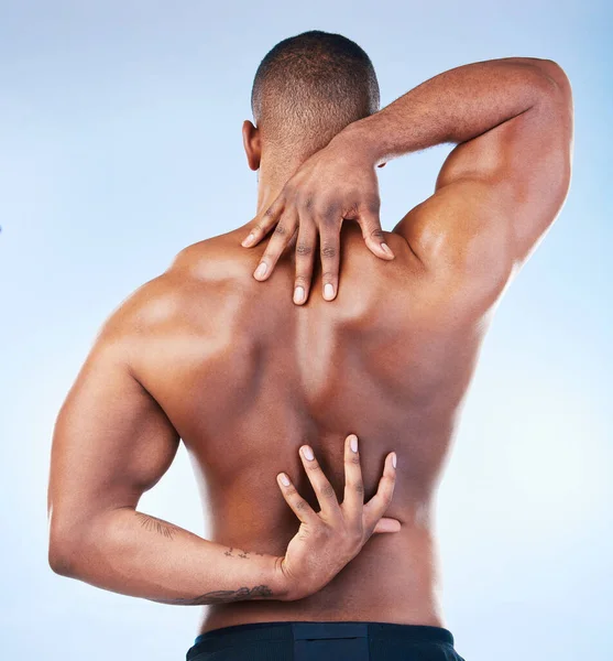 Costas Homem Forte Preto Com Músculo Tocando Sua Coluna Vertebral — Fotografia de Stock