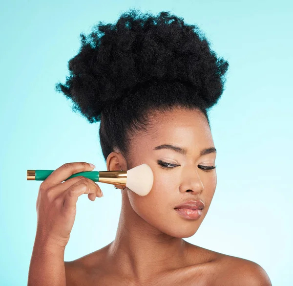 Makyaj Makyaj Fırçası Siyah Kadının Yüzü Mavi Arka Planda Güzellik — Stok fotoğraf