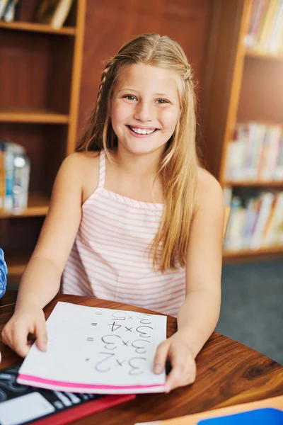 Sınavdan Iyi Notu Alacağım Gün Boyunca Sınıfın Içinde Oturmuş Ödevlerini — Stok fotoğraf