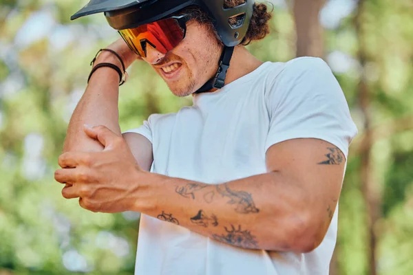 スポーツ 怪我や腕の痛み 問題や問題を背景に森の中でサイクリング中に男 運動中に炎症 関節炎や関節痛を患っている負傷 肘や男性のサイクリスト — ストック写真
