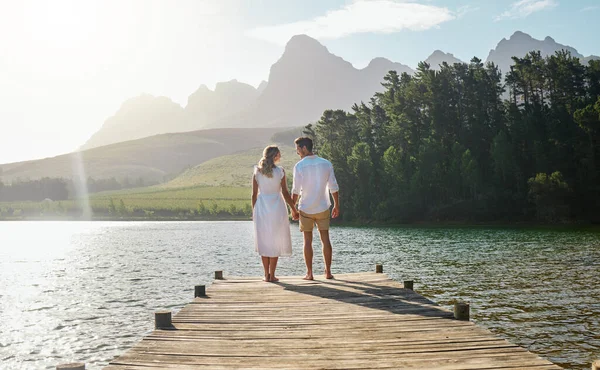 Liebe Paar Und Händchenhalten See Lächeln Und Bindung Urlaub Romance — Stockfoto
