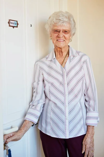 Quedes Casa Para Retrato Una Anciana Poniendo Llaves Puerta Casa —  Fotos de Stock
