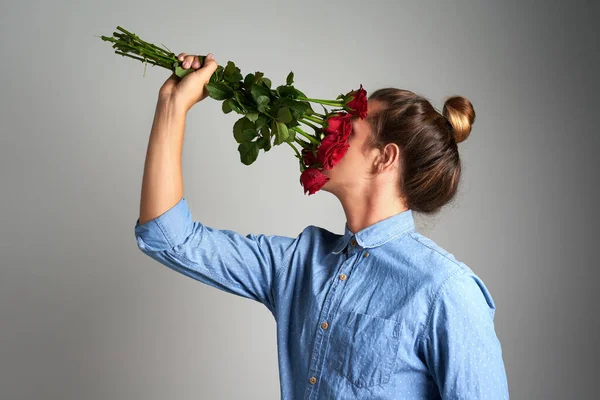 Zatrzymaj Się Powąchaj Róże Studio Ujęcia Nierozpoznawalnego Mężczyzny Trzymającego Kwiaty — Zdjęcie stockowe