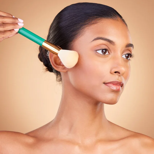 Maquillaje Mejilla Cepillo Con Mujer India Estudio Para Fundación Rubor —  Fotos de Stock