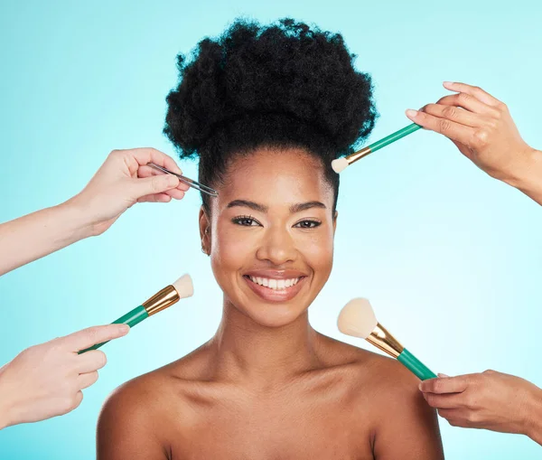 Maquiagem Escova Nas Mãos Retrato Mulher Negra Para Beleza Cosméticos — Fotografia de Stock