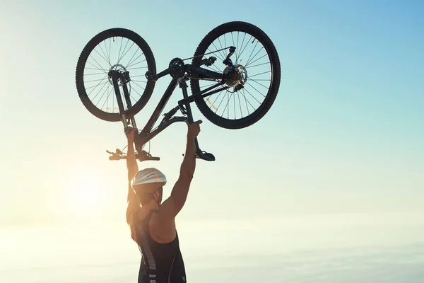 성공은 여러분에게 않습니다 산악자전거를 공중으로 들어올리고 자전거의 시야에서 — 스톡 사진
