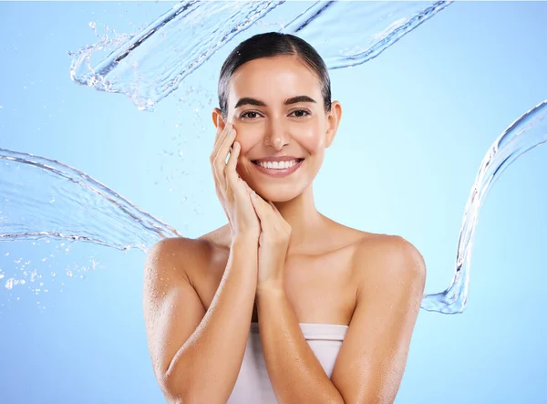 Šťastná Žena Voda Splash Portrét Úsměv Pro Hydratační Krém Pro — Stock fotografie