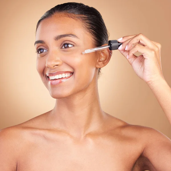 Schoonheidsserum Glimlach Vrouw Met Huidverzorging Dermatologie Essentiële Olie Een Studio — Stockfoto