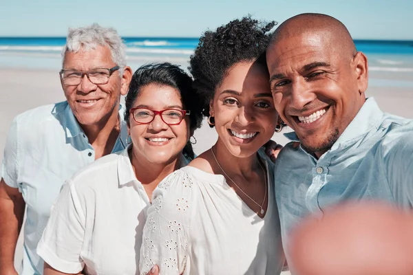 Große Familie Lächeln Und Selfie Porträt Strand Urlaub Bindung Und — Stockfoto