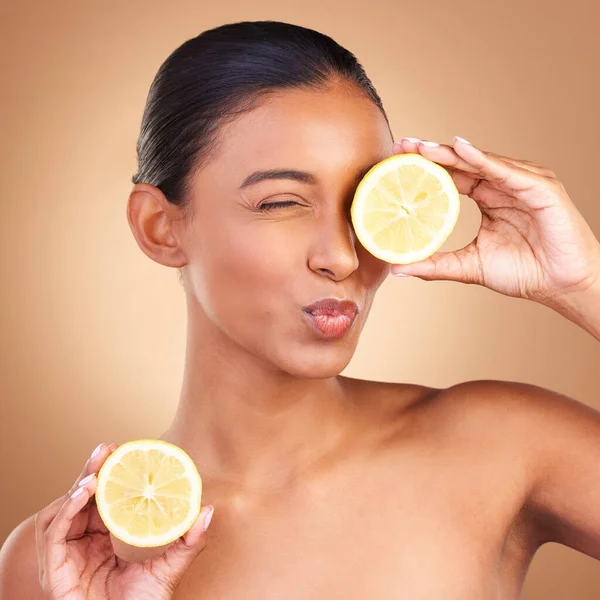 Hintli Kadın Cilt Bakımı Limon Stüdyoda Sağlık Sağlık Kahverengi Arka — Stok fotoğraf