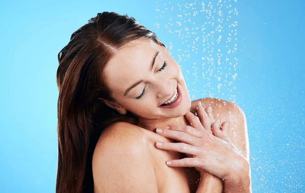 Dusche Wasser Und Glückliche Frau Studio Blauer Hintergrund Und Reinigung — Stockfoto