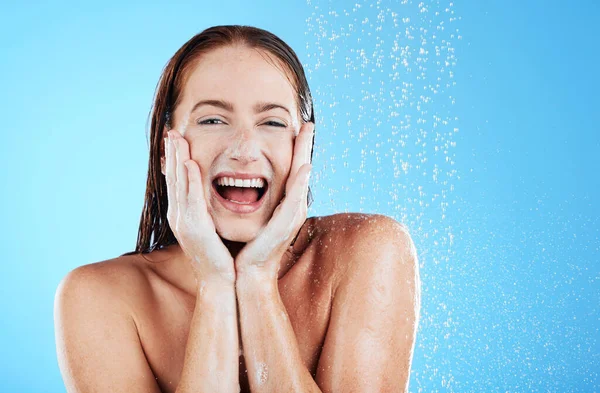 淋浴室里的女人 幸福地在肖像与卫生和水滴 肥皂和清洁与兴奋的脸蓝色背景 女性清洁体 泡沫和模拟空间的面部 水化和皮肤护理 — 图库照片