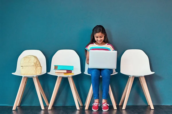 Avanzando Educación Con Ayuda Tecnología Foto Estudio Una Joven Sentada —  Fotos de Stock