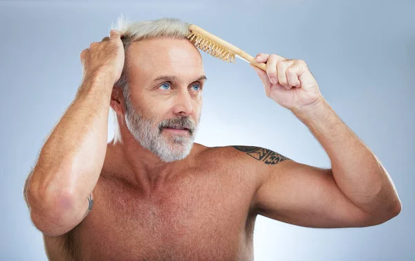 Reifer Mann Bürstenhaar Und Kopfhautbehandlung Einem Studio Mit Einem Männlichen — Stockfoto