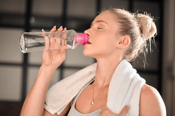Atleet Fitness Vrouw Die Water Drinken Sportschool Het Sporten Trainen — Stockfoto