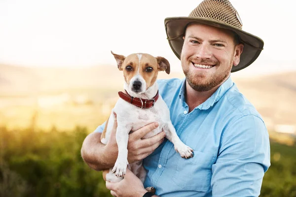 他是附近最好的员工 一个农夫把他的狗抱在葡萄园里的画像 — 图库照片