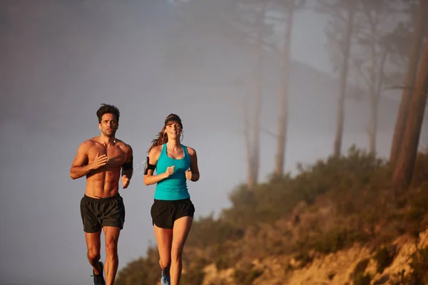 走るために生まれた 運動選手の若いカップルが朝走りに出て — ストック写真