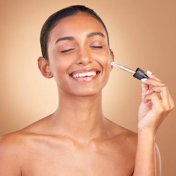 Soro Beleza Relaxar Sorriso Mulher Com Cuidados Com Pele Dermatologia — Fotografia de Stock