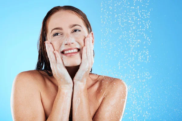 Prysznic Woda Twarz Szczęśliwej Kobiety Mydłem Studio Niebieskie Tło Czyszczenie — Zdjęcie stockowe