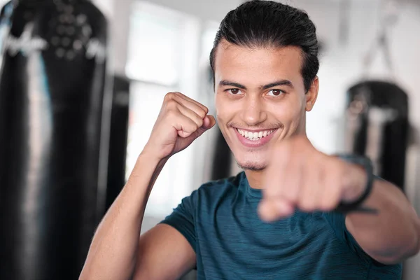 Retrato Boxeador Sonrisa Hombre Gimnasio Listo Para Empezar Entrenar Entrenar —  Fotos de Stock