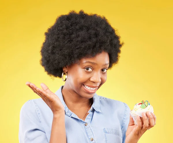 Mulher Negra Jovem Sobremesa Cupcake Estúdio Com Tentação Dieta Fraude — Fotografia de Stock